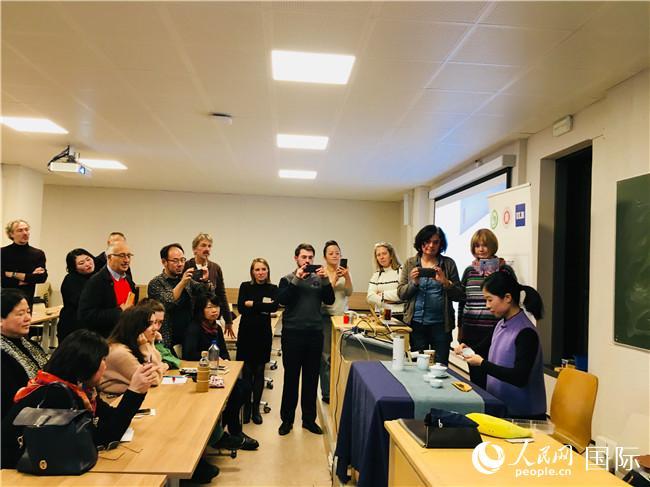 “茶与中医的养生之道”讲座在布鲁塞尔举办