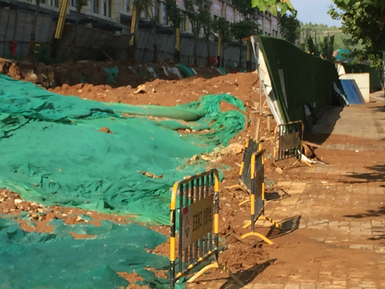 【啄木鸟在行动】华盛路凤园路交汇处东200米渣土覆盖不全，存在扬尘隐患