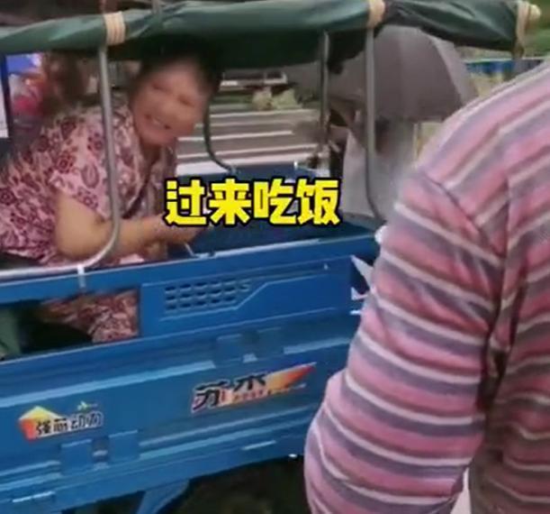 【暴雨之下的平凡英雄】河南大姨霸总式发方便面，村民免费做面条给滞留司机送饭