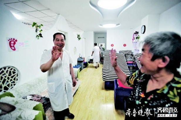 游刃足间——他专心学习修脚三年，被顾客们称为“葛一刀”