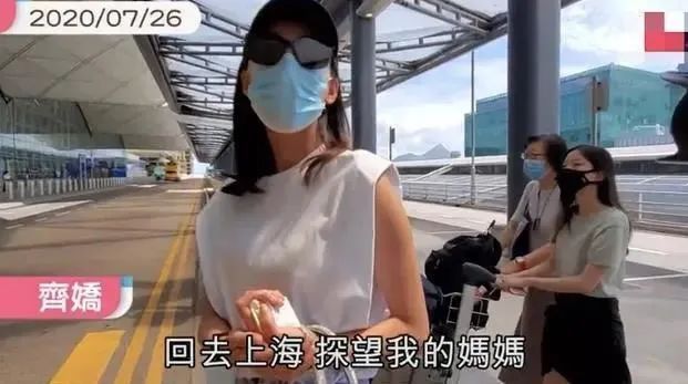 何猷启|何猷启前妻回娘家贵妇不再…带俩女儿睡大巴，自曝眼睛已哭肿