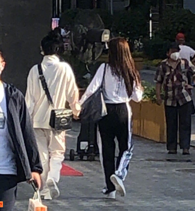 【大鱼海棠也发糖了】偶遇虞书欣赵小棠逛街 三里屯蹲守THE9总有惊喜吗