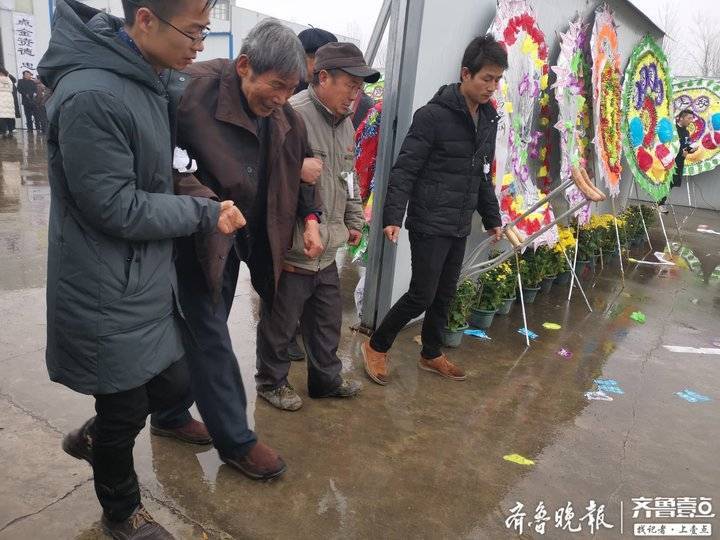 张雪领追悼会在郓城举行，社会各界群众自发前往送别