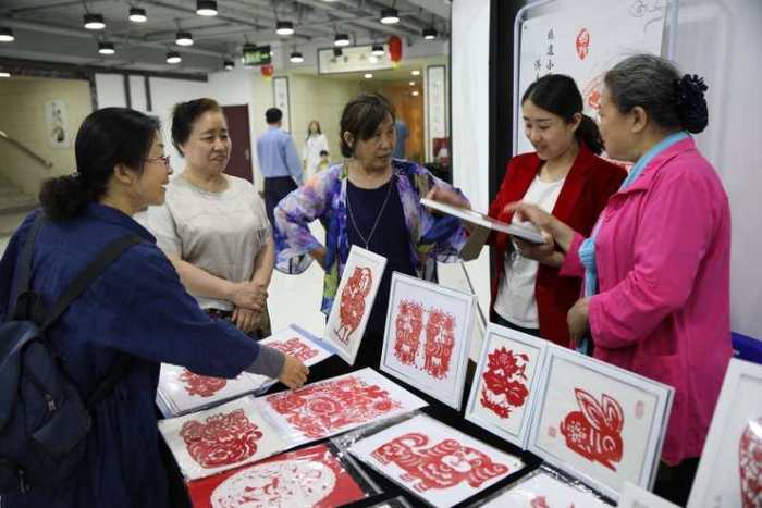 消夏避暑好地方 济南市英雄山人防商城非遗小商品夜市开始了