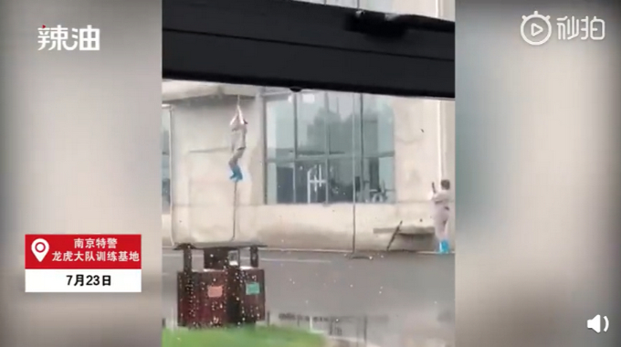 特警基地保洁阿姨轻松爬攀楼绳|扫地僧！特警基地保洁阿姨轻松爬攀楼绳