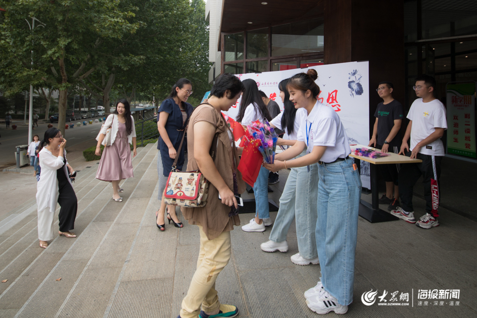 鲜花、快闪、2米长的蛋糕……山东一高校学生共祝老师节日快乐