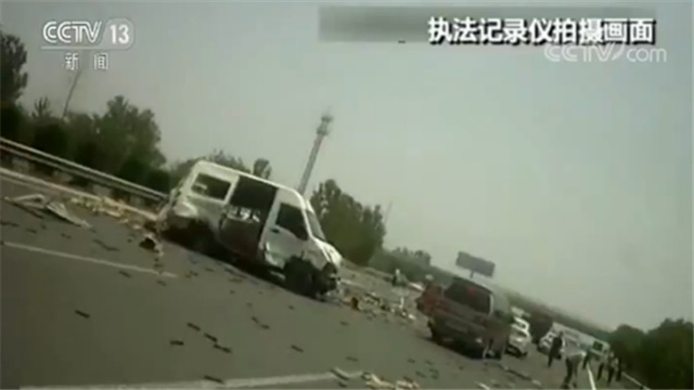 惊险！白色客车撞上对向多辆车 惨烈现场画面被曝光