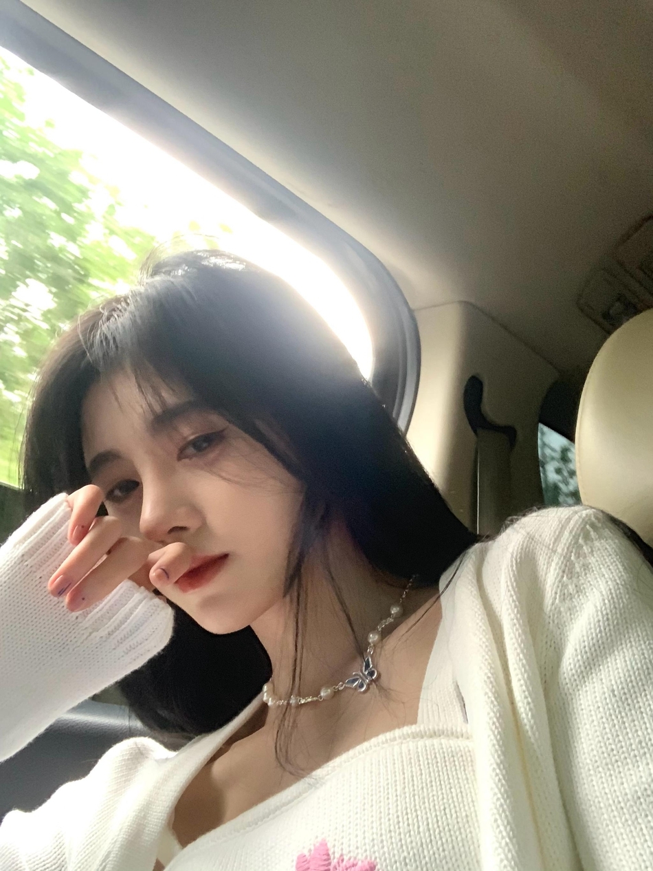 鞠婧祎假期晒库存照 依靠车窗长发飘飘侧颜精致