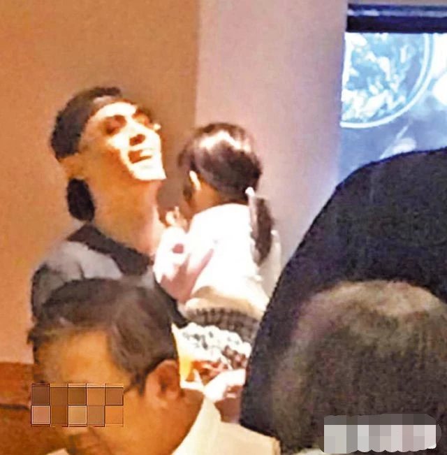 林心如与舒淇等好友聚会，霍建华陪老婆身边露搞怪笑容