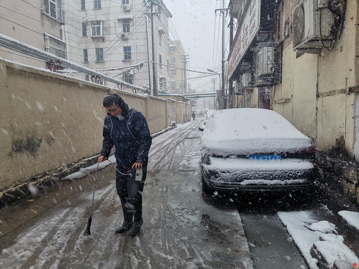 落雪无声心中有安 风雪中济南水务人变身“最燃网红”守护百姓安宁