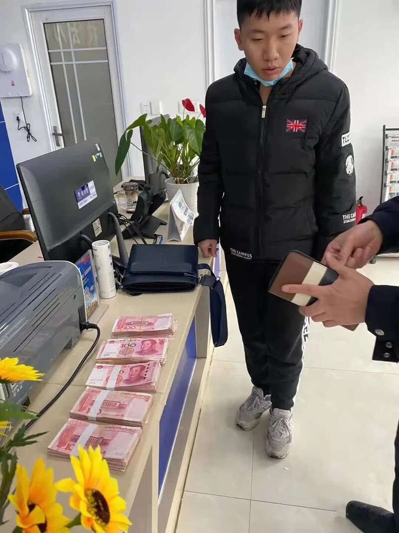 大学生捡到5万现金寒风中守候失主学校表示将给与思想道德类学分奖励