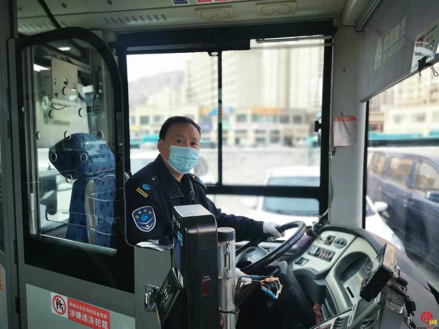 42年在路上济南公交k41路驾驶员节日坚守岗位服务市民