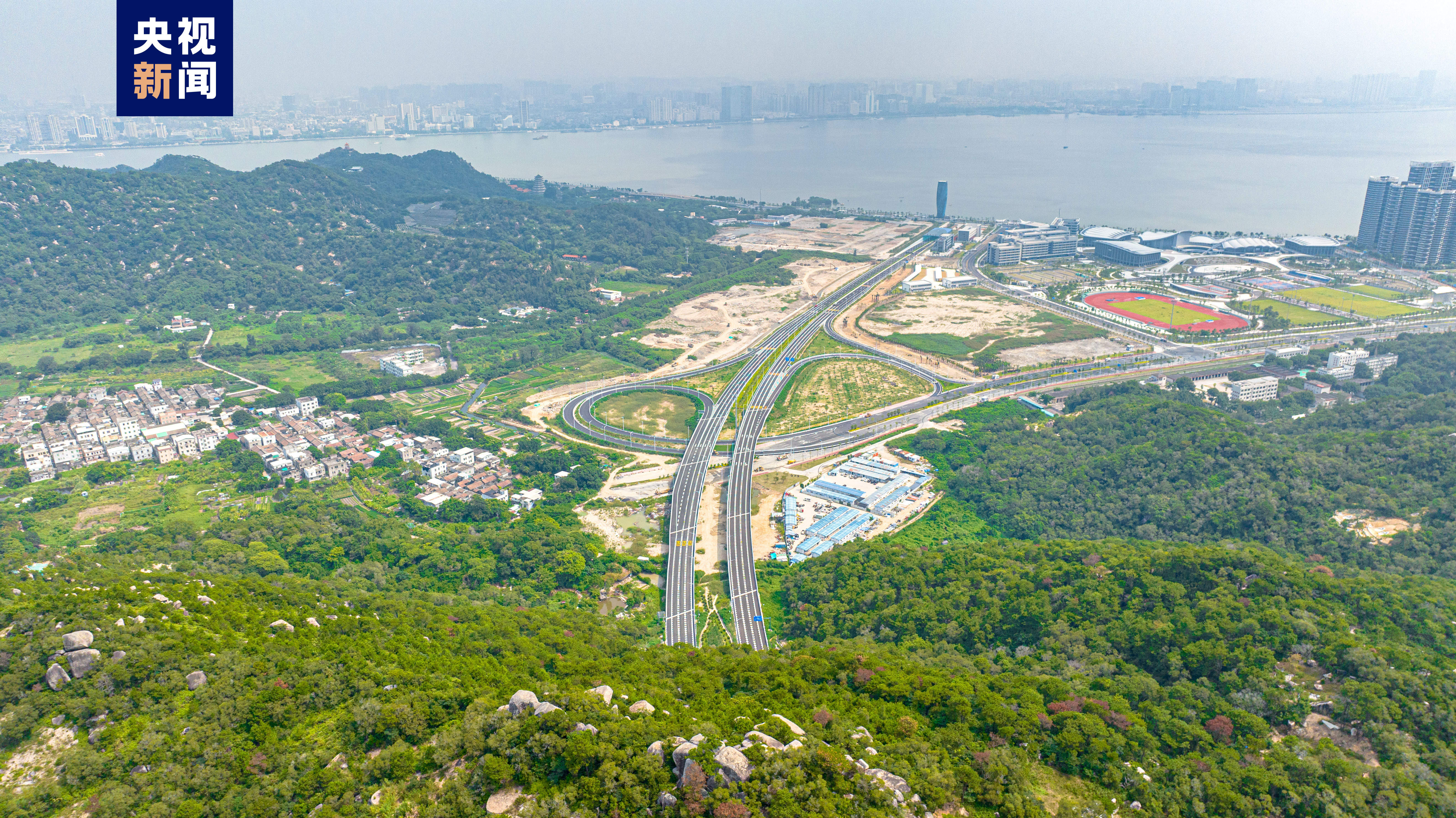 广东汕头海湾隧道正式通车驾车跨海仅需6至8分钟