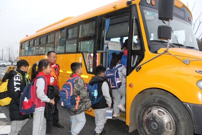 济南高新区景汇小学校车接送校门值守护航学生安全