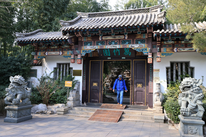 泉亭池位于趵突泉景区万竹园西院的第二进院落(海棠院)和第三进院