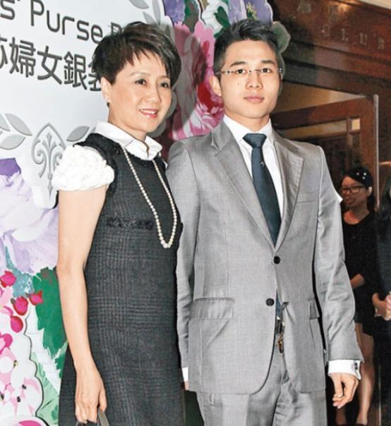 赌王公子何猷亨秘恋冠军港姐?开两艘亿级游艇出海哄女友开心