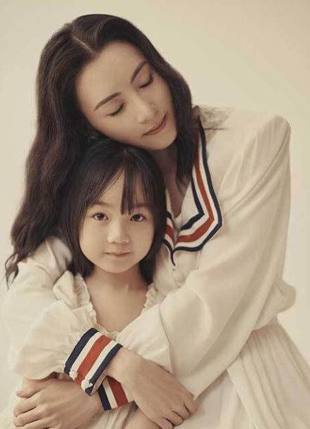 纳尼张柏芝小腹凸起被疑怀四胎是怎么回事究竟什么情况