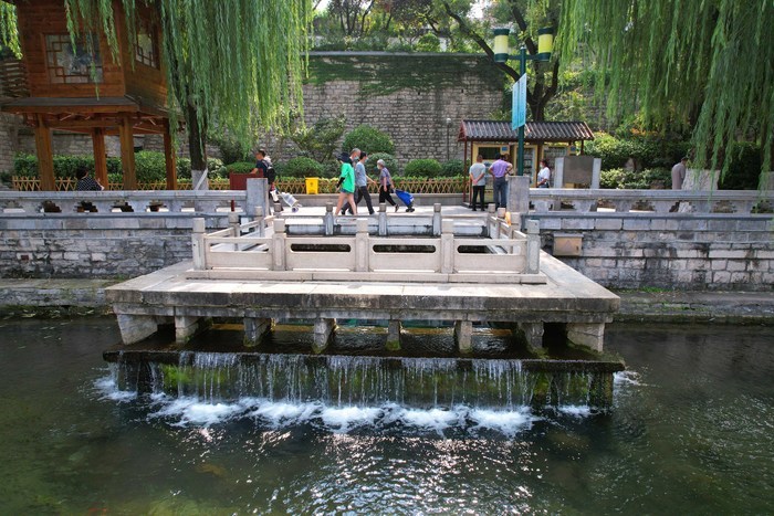 诗画名泉│玛瑙泉:一方清泉池 光照如玛瑙 溢动似垂帘