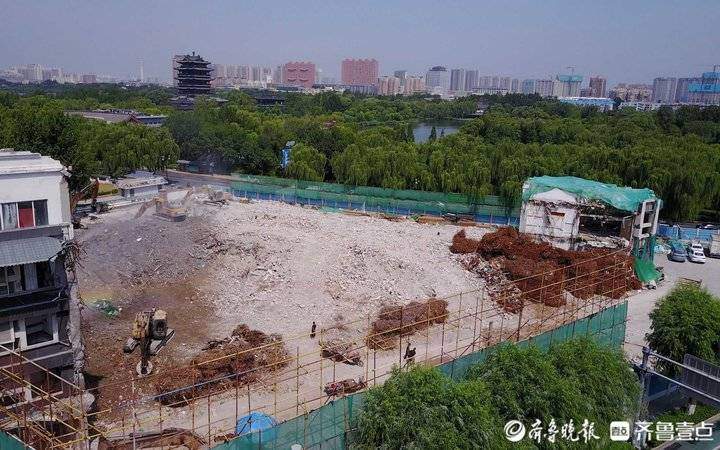 正在清场济南大明湖畔的东湖大厦拆除将结束