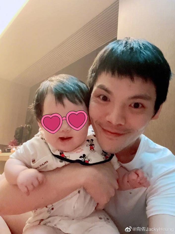 向佐曬37歲全家福郭碧婷產後暴瘦素顏狀態好