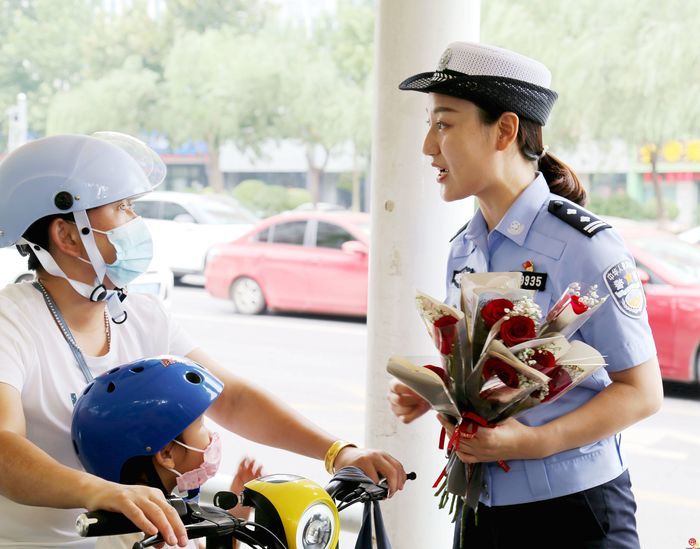 我们的节日七夕平安相会七夕在这个与爱相关的日子里市中交警大队在