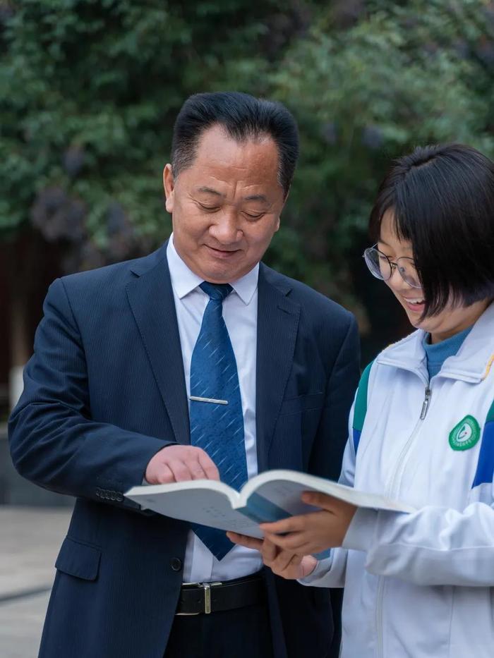 教育家杂志封面人物济钢高中校长邢文明