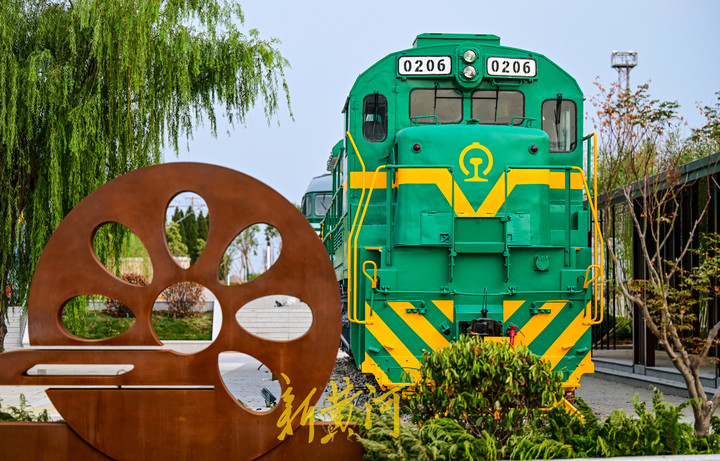 老式火车重新涂装组和展示成机车公园