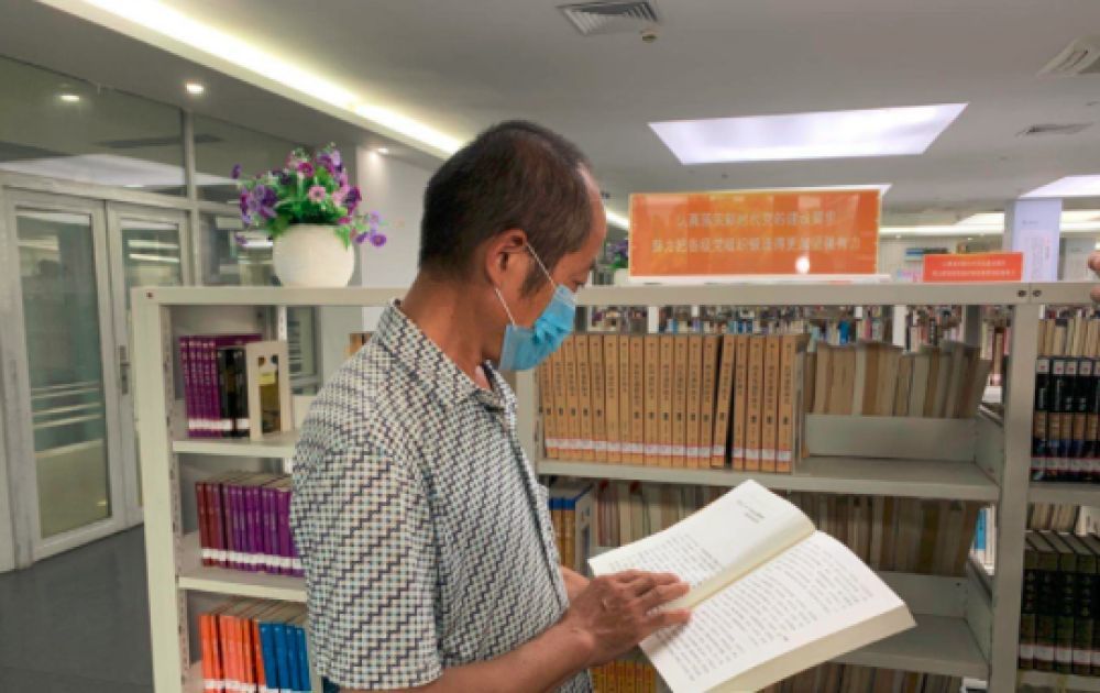 结局太暖！图书馆留言农民工在东莞找到工作 对读书的热爱与城市的温情