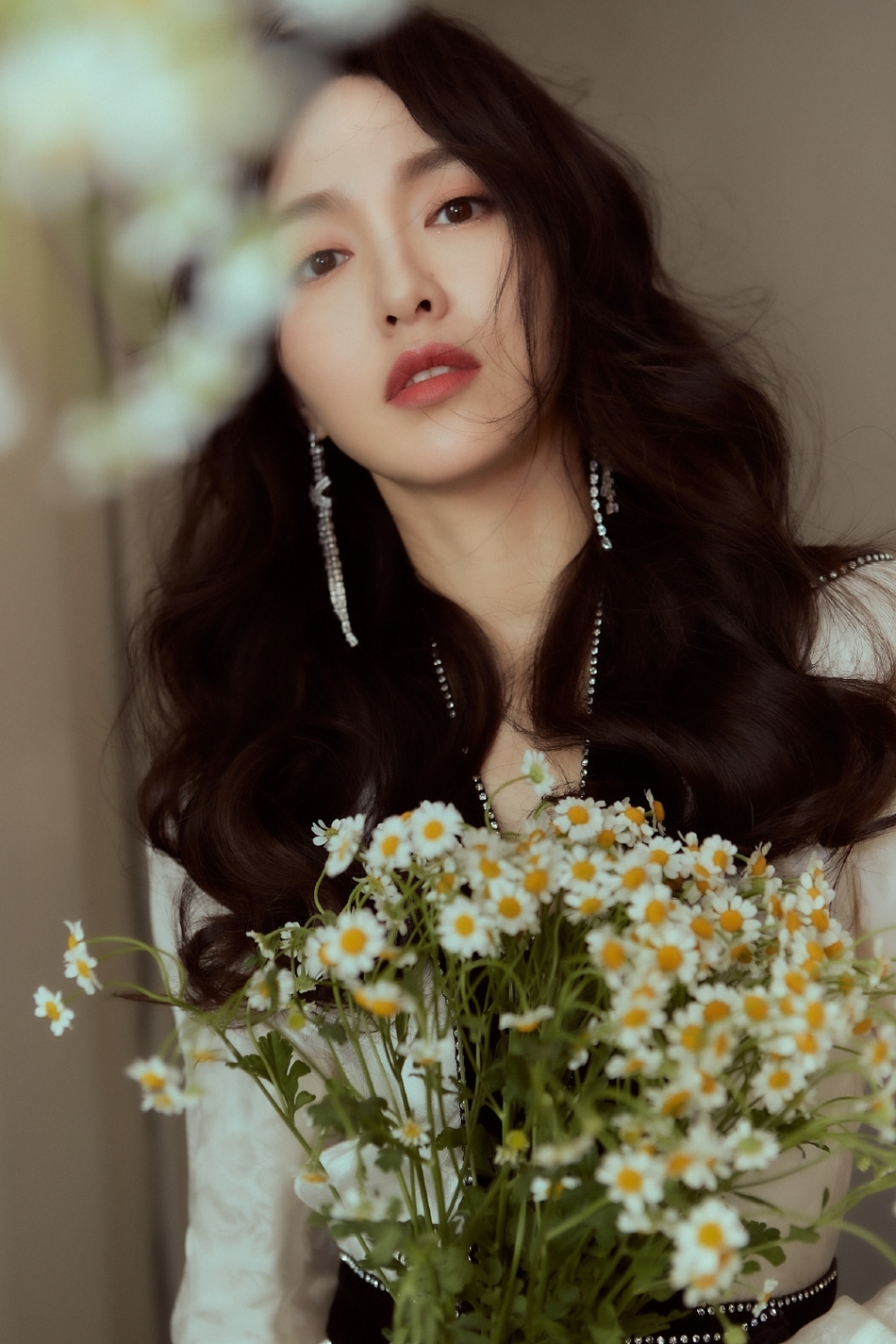 唐嫣手持鲜花甜美动人大波浪造型知性优雅