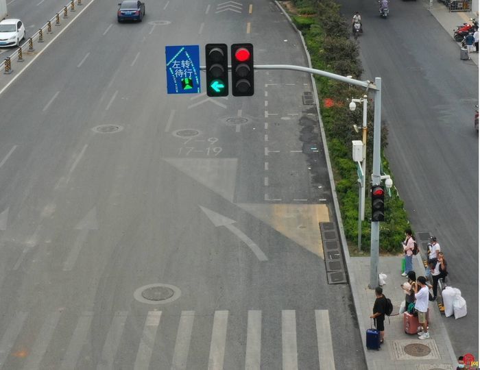 南口增设左转信号灯盘南口施划左转待行区标线二是,增设左转待行诱导