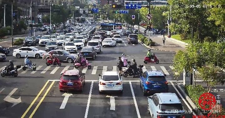 @济南人请注意旅游路-舜华南路交叉口已优化 通行效率明显提高