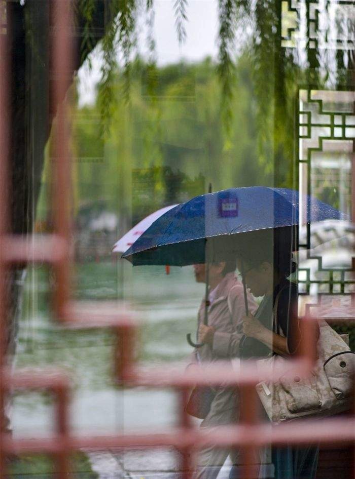 初秋绵绵细雨 老城美成了烟雨江南