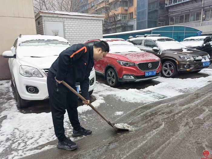 携手清积雪，共建文明城！ 济南掌上城管“随手拍”志愿服务队参与清雪除冰 落实“门前五包”