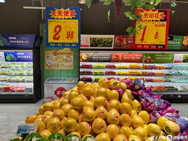 六块钱就能买一整个！济南市场红柚价格较往年降价近半