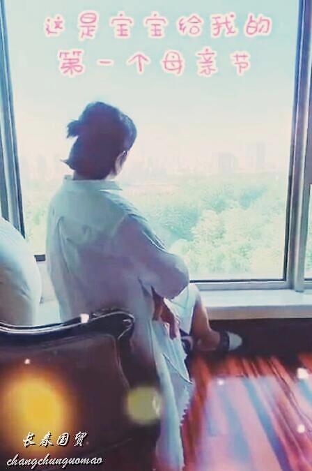 马丽产后近照曝光，怀抱宝宝坐在窗前，画面温馨幸福