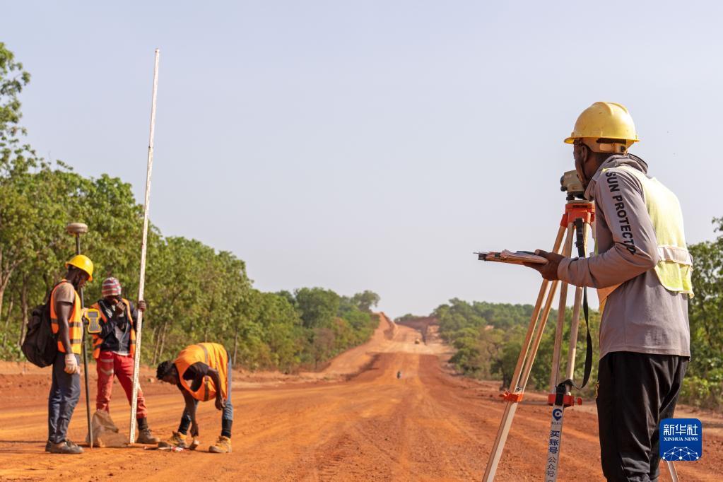 通讯中国测量员与非洲小伙的师徒情谊记科特迪瓦北部公路项目的建设者