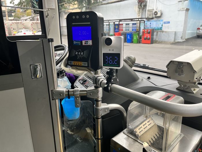 记者在现场看到,自动测温仪安装在公交车载刷卡机旁.