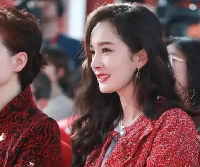 打手机、扔雨伞、黑脸，杨幂被质疑耍大牌到底冤不冤？