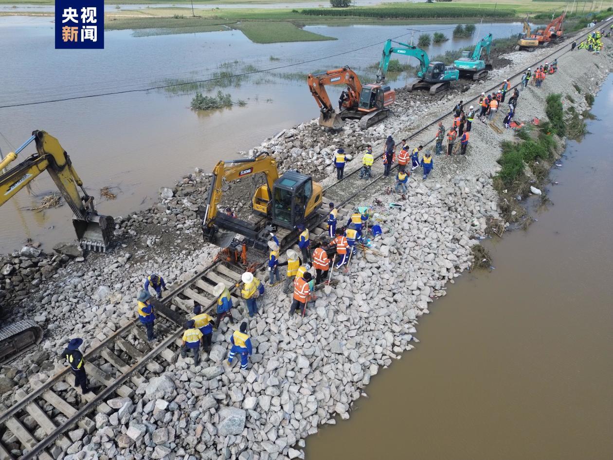 受暴雨洪水影响中断 拉滨铁路全线抢通 