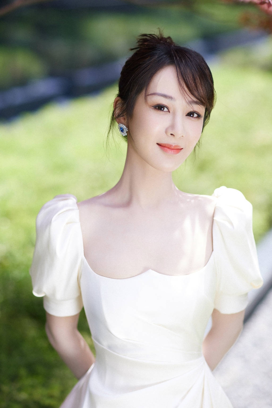 杨紫穿白裙置身红叶中低头浅笑温婉可人