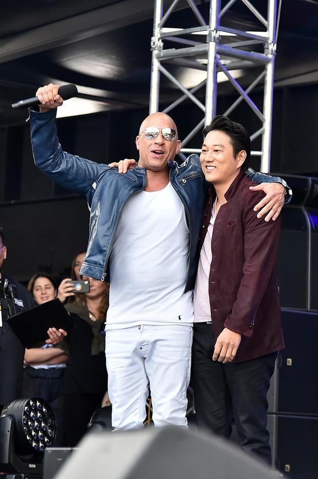 的高呼声中,与范老大热情相拥的成康喊出了"justice for han!