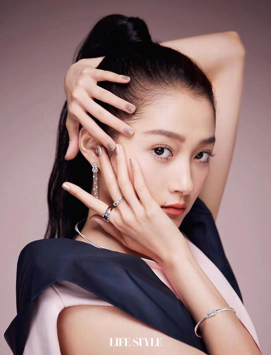 我要评论关晓彤蓝色耳朵大片造型别致扎高马尾青春洋溢