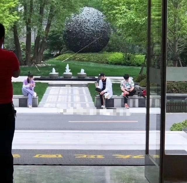 太甜了！王思聪带新新女友甜仇出街泡吧 腿翘女方身上亲密无间