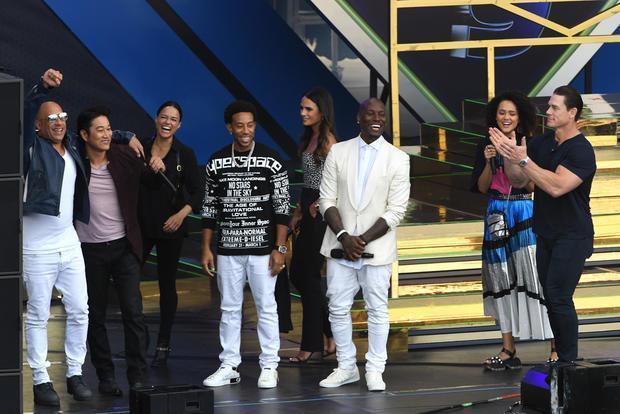 的高呼声中,与范老大热情相拥的成康喊出了"justice for han!