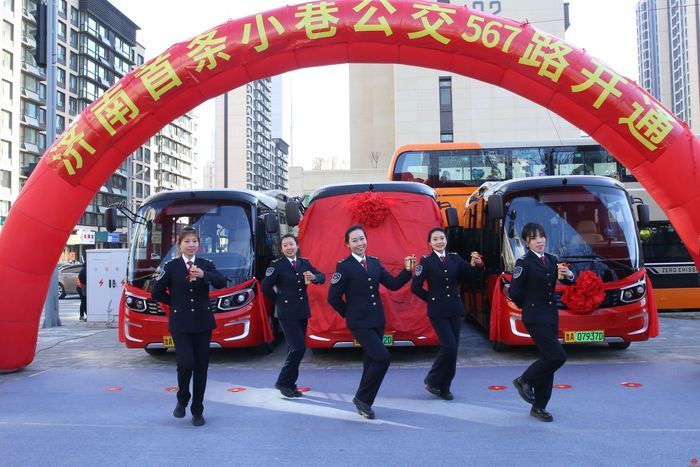 济南市首条小巷公交 “红墩墩”今日开跑