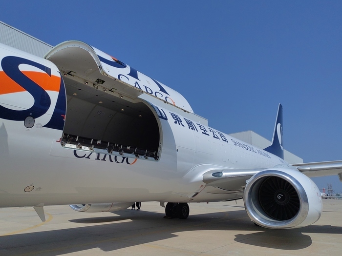 客货并举山航首架b737800全货机交付