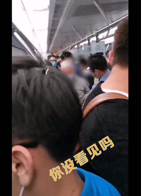 白发大爷怒斥男子地铁上不让座 到底发生了什么？