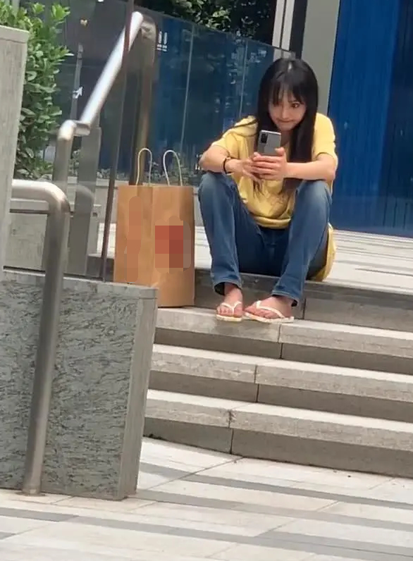 郑爽坐路边自拍是怎么回事？什么情况?终于真相了原来是这样