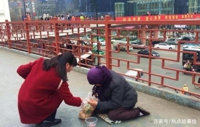 点赞！合肥一女子踢飞乞讨老人饭碗被路人教训：碍你事了？