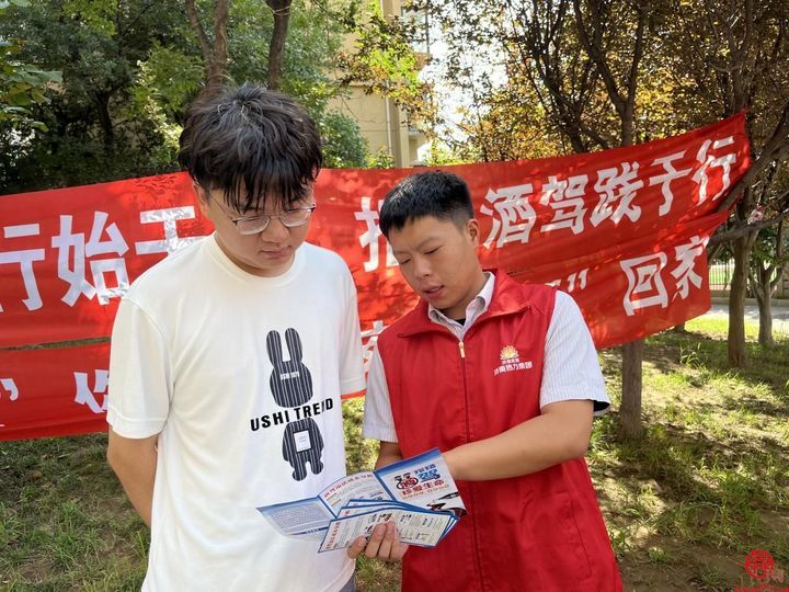 ok138cn太阳集团东盛公司开展“一盔一带”、“拒绝酒驾”主题交通安全宣传活动